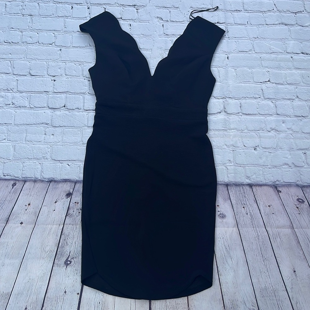 EUC scalloped sleeveless bodycon